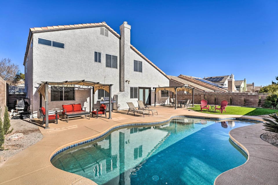 Pool (Depth 1'-6') | Free WiFi