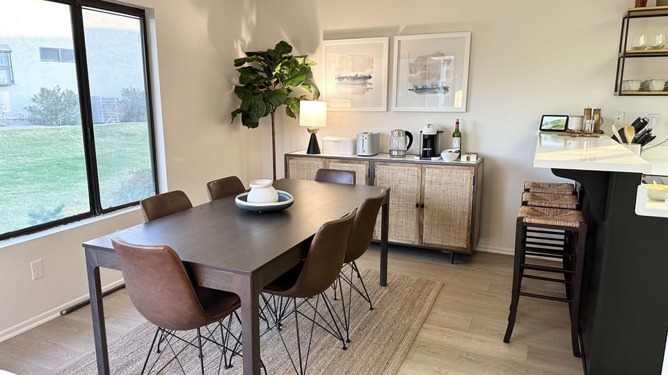 Dining room and breakfast bar with toaster, electric kettle, Nespresso machine