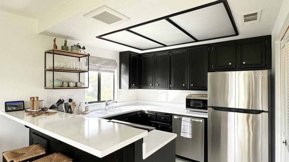 Fully stocked kitchen with plenty of tableware, glassware and flatware