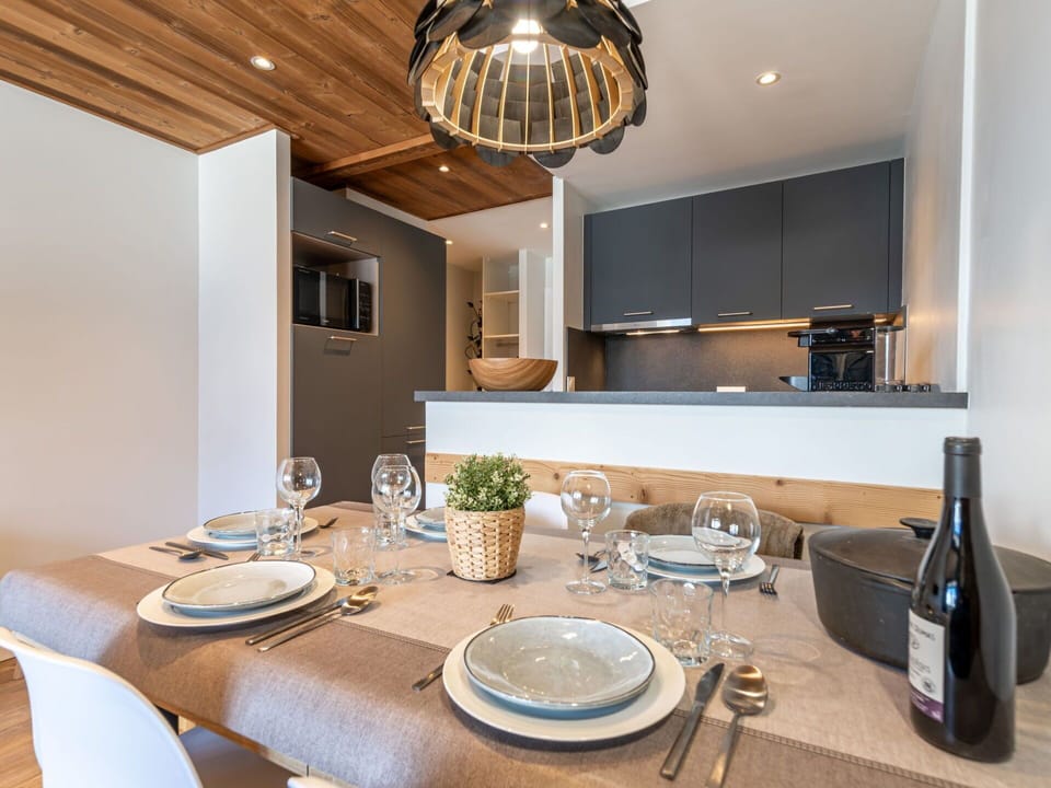 Table, Property, Furniture, Dishware, Wood, Bottle, Tableware, Interior Design, Cabinetry, Lighting
