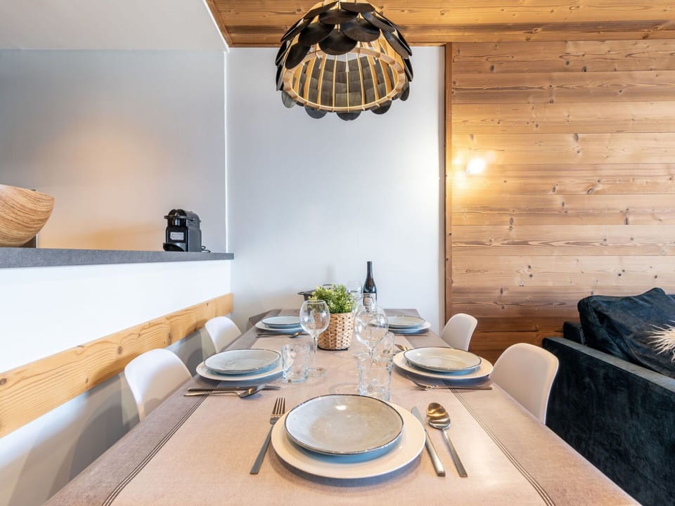 Furniture, Property, Tableware, Table, Dishware, Wood, Textile, Lighting, Building, Interior Design