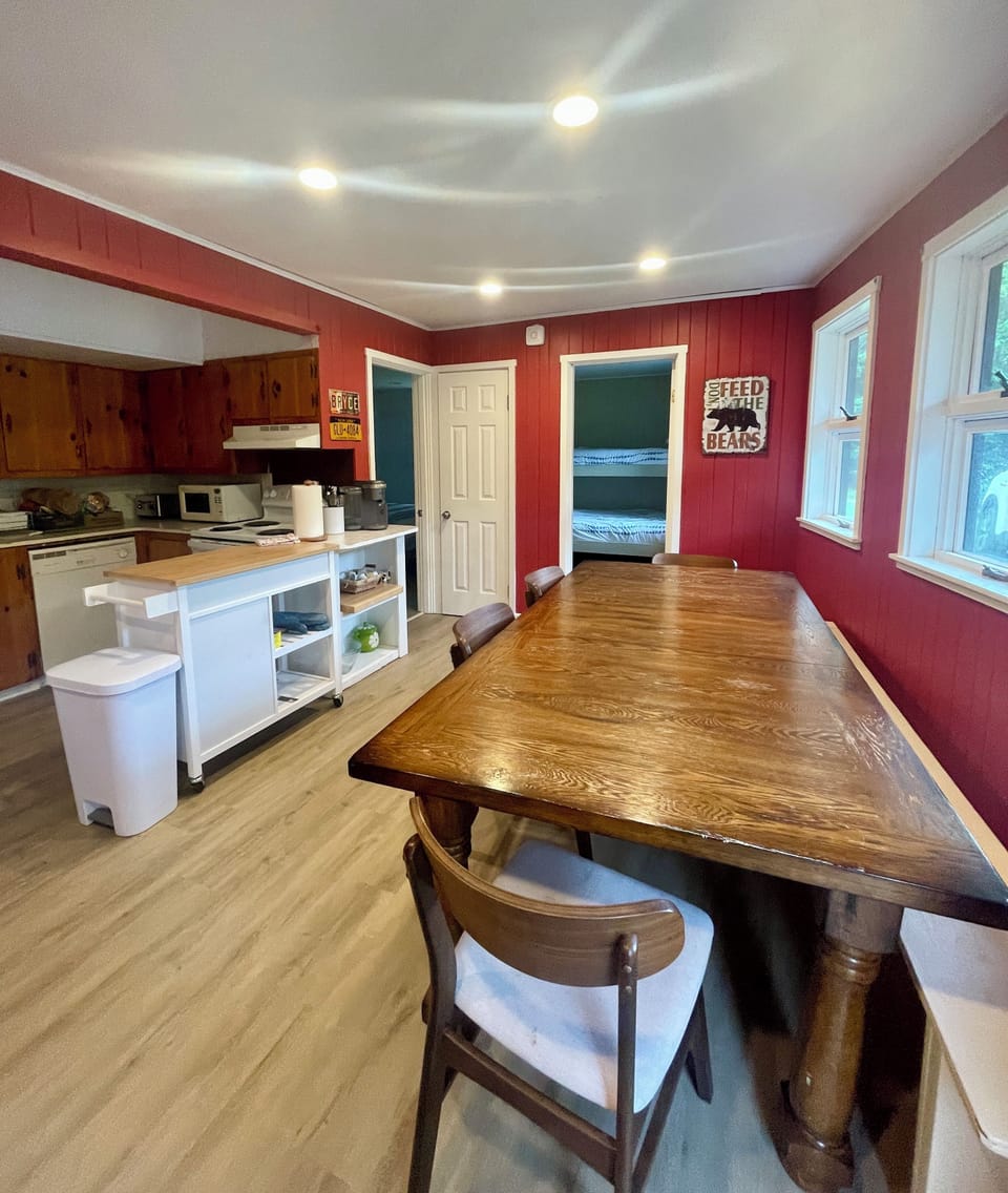 Large dining table seats 10 with updated country kitchen, fully applianced 