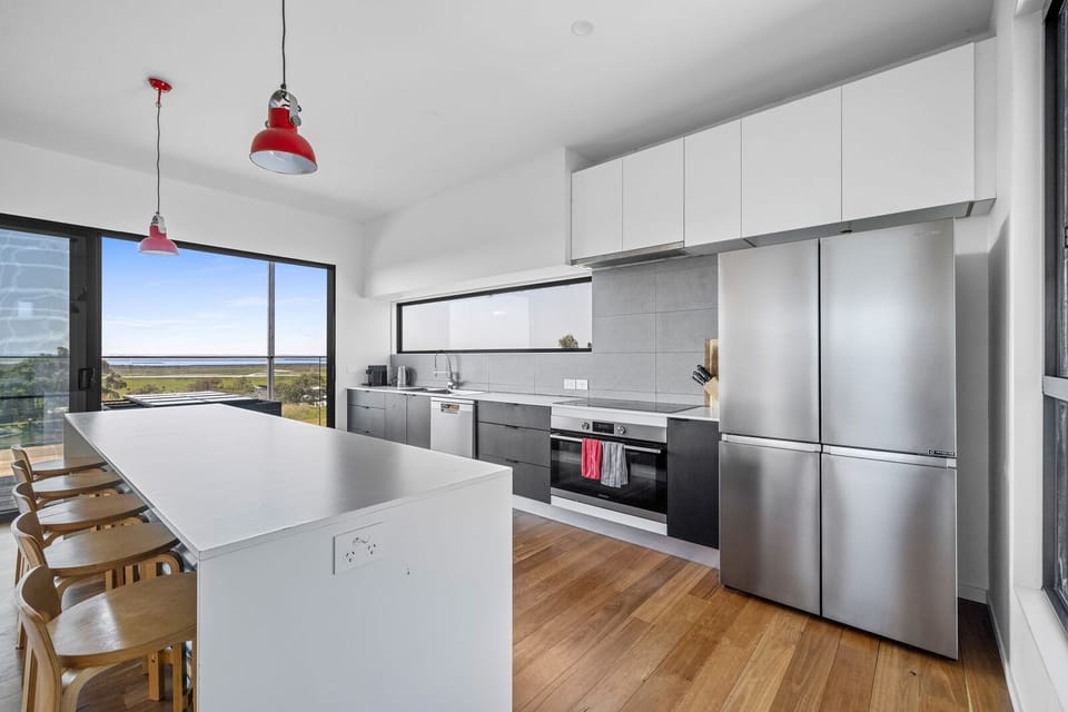 Fully equipped modern kitchen.