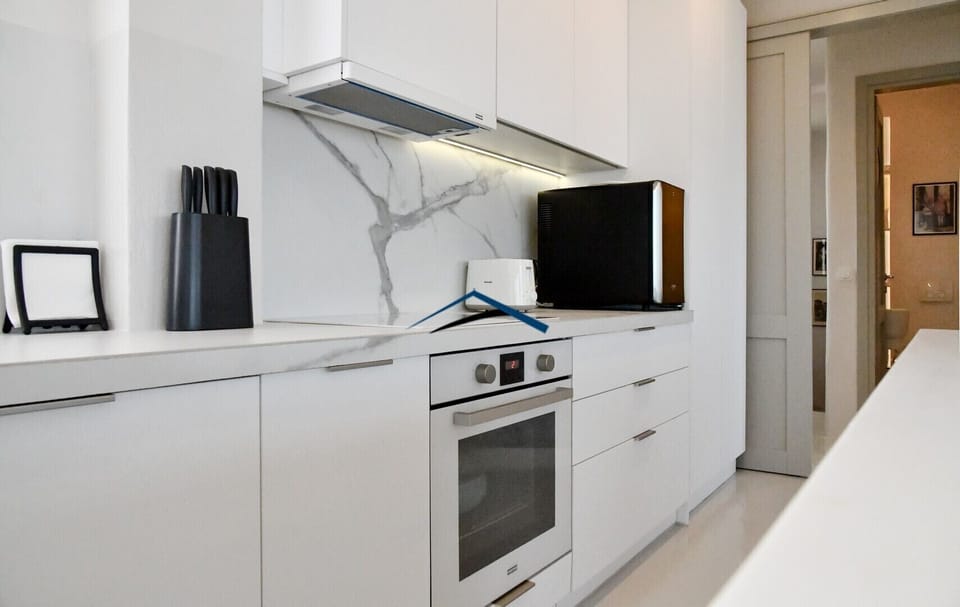 The fully equipped kitchen, including a wine cooler