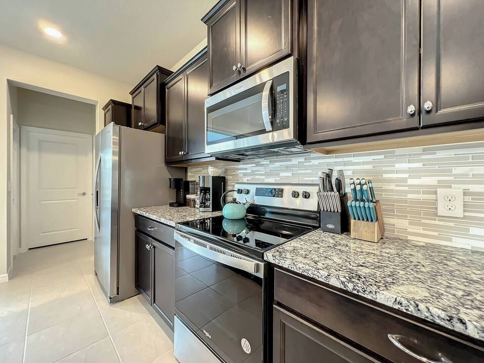 Modern kitchen with stainless steel appliances, granite countertops, and everything you need 🍽️✨