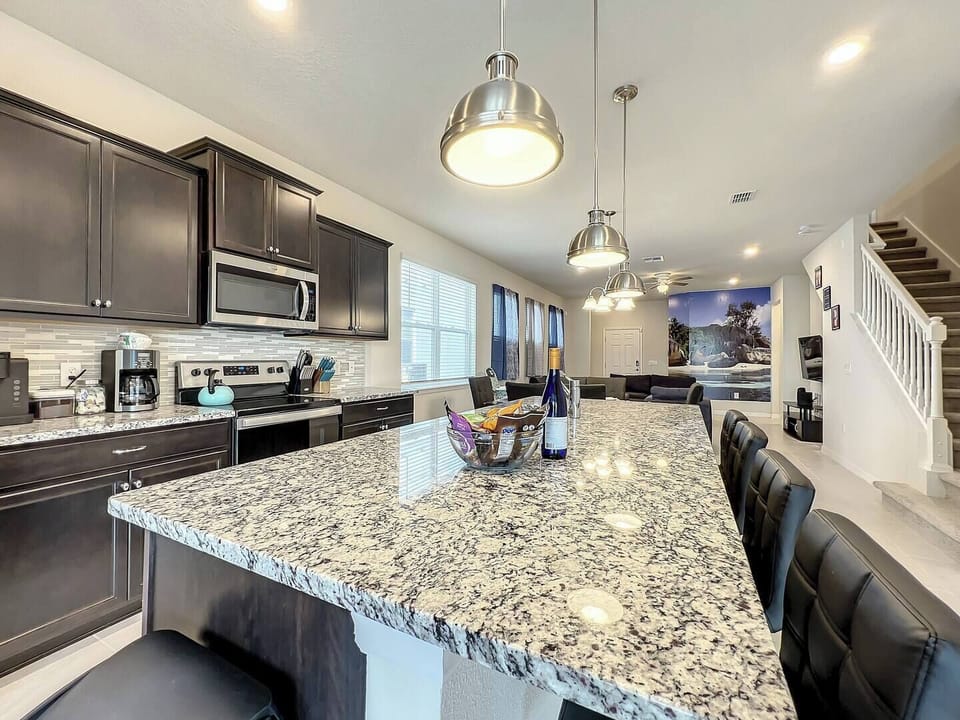 Beautifully designed kitchen island with pendant lighting – a chef’s dream setup 👩‍🍳💡