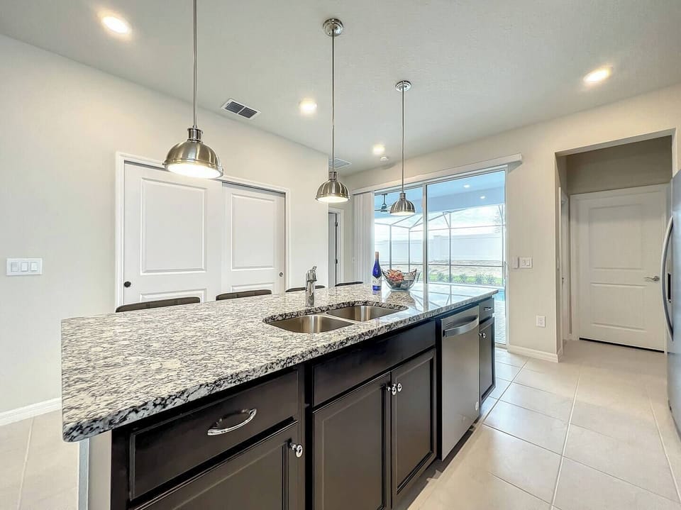 Convenient and elegant kitchen space with loads of natural light 🌤️🧼
