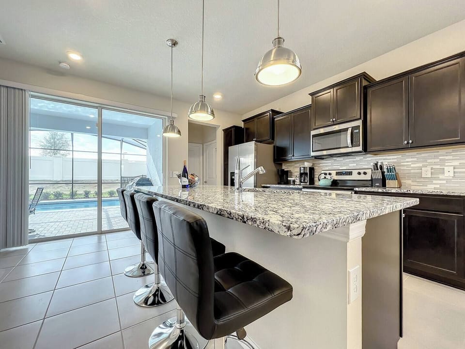 Pull up a stool and enjoy meals or chats at the spacious breakfast bar 🍳