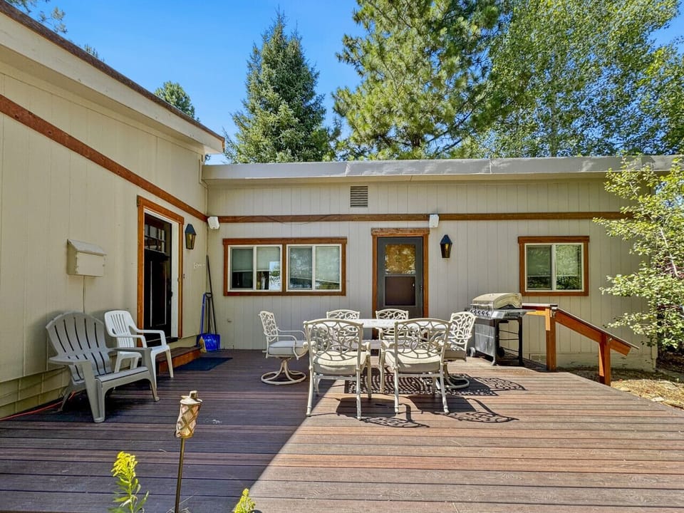 Back Deck w/ Outdoor Seating