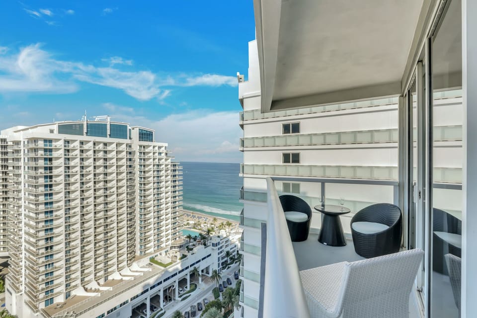 Gorgeous condo near the beach. The view is even better than the pictures- Mary