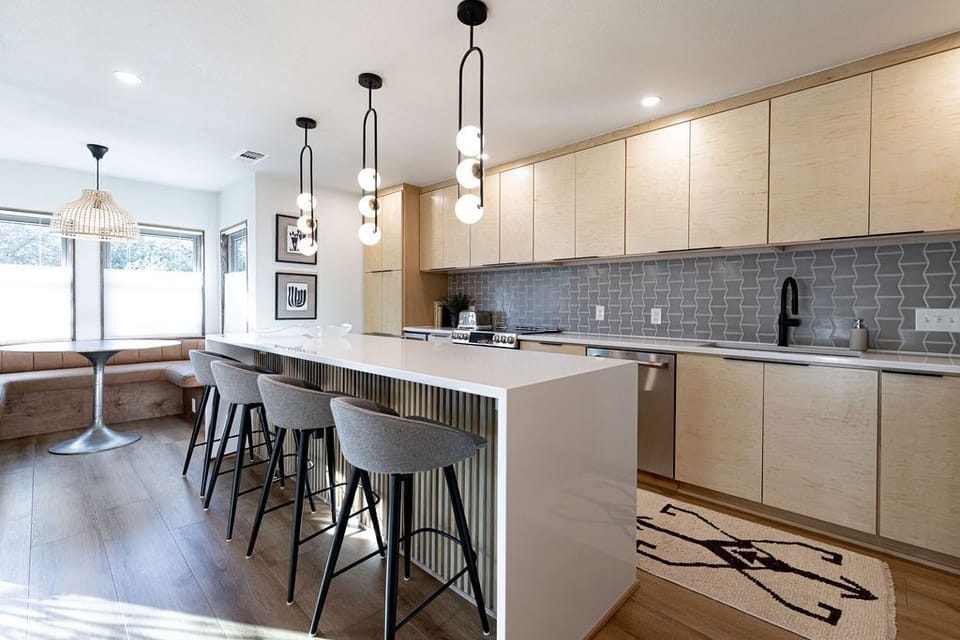 Kitchen Island - Walker Luxury Vacation Rentals