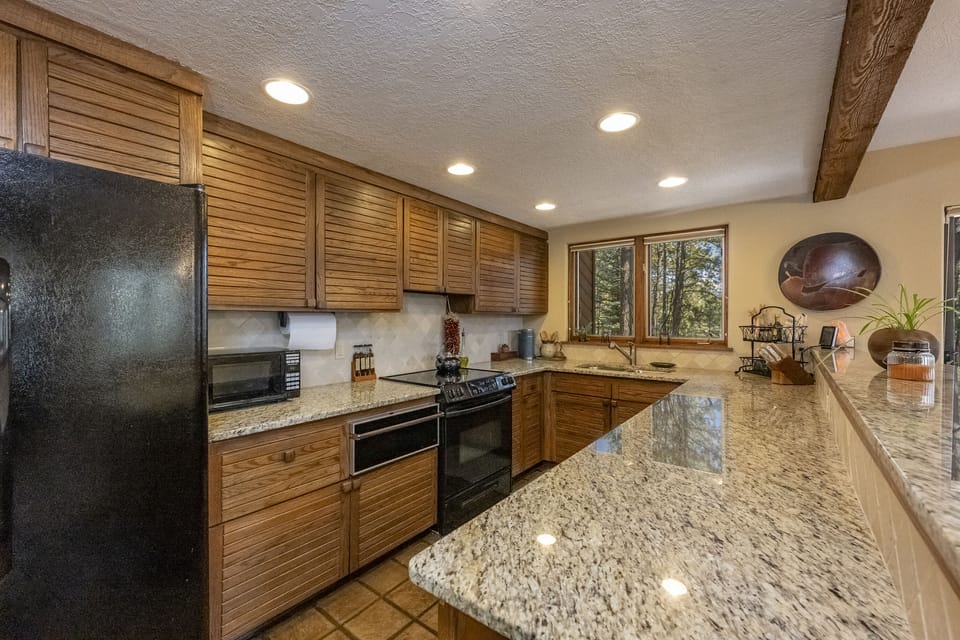 Fully equip. kitchen. Electric range, full size fridge, microwave, dishwaher....