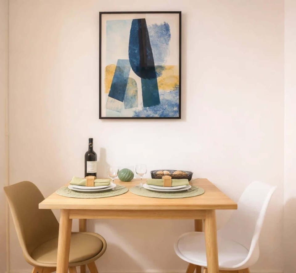 Intimate Dining Area Near Parc Monceau