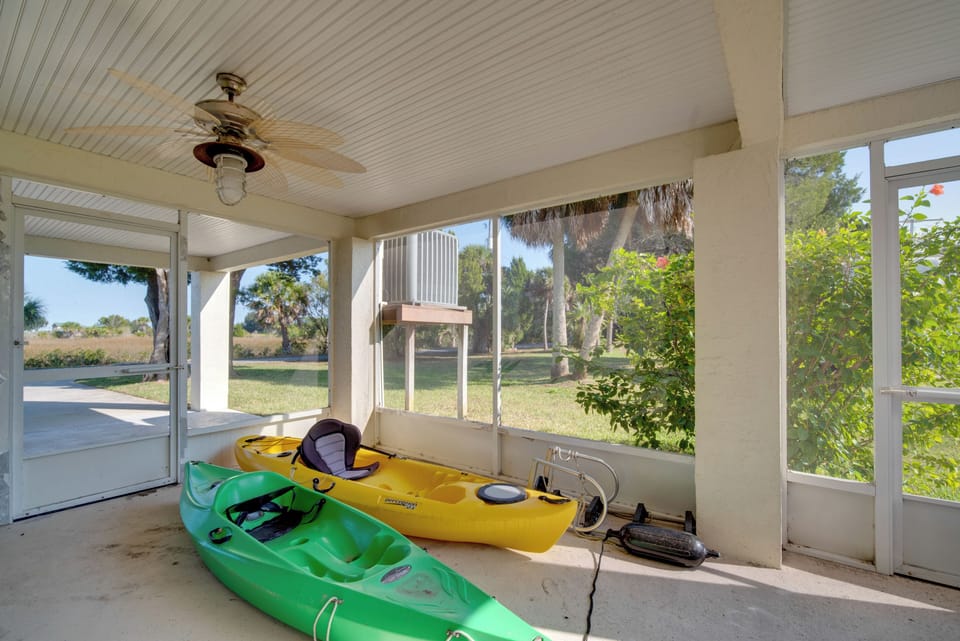 Patio | 2 Kayaks | 2 Paddleboards | Life Vests | Fishing Poles