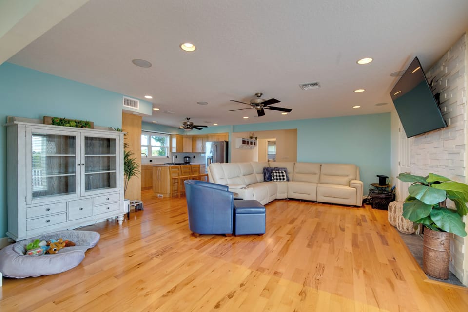 Living Area | Smart TV w/ Cable | Fireplace | Board Games | 2nd Floor