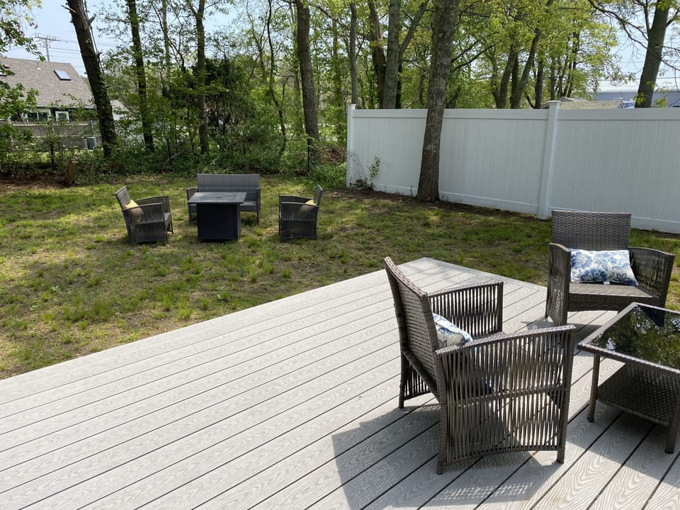 Comfy deck to enjoy outdoor activities 
Gas BBQ too!
