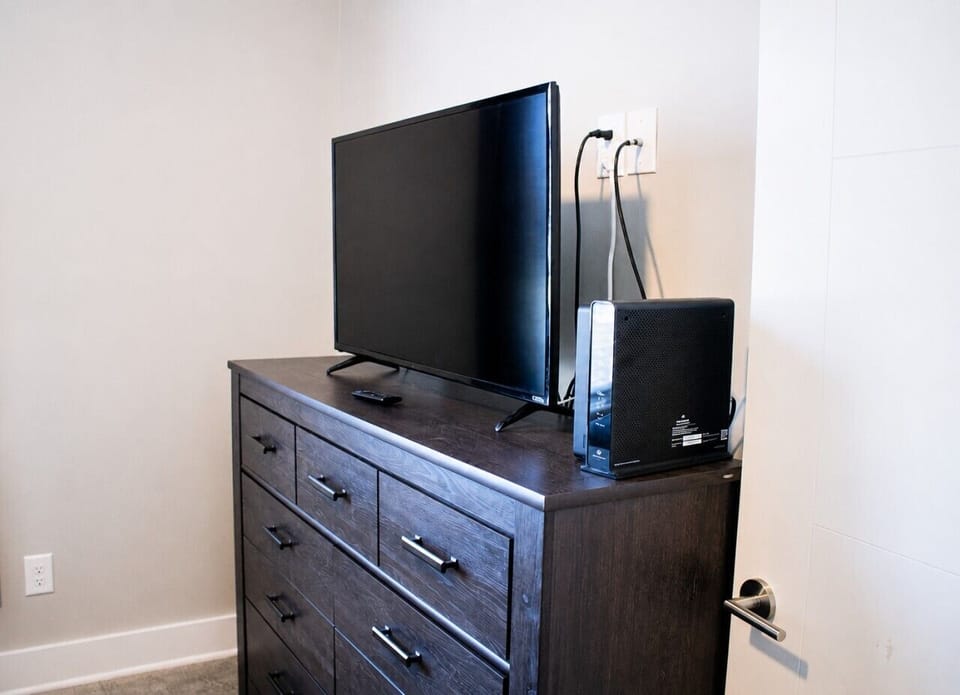 2515 Clifton - TV