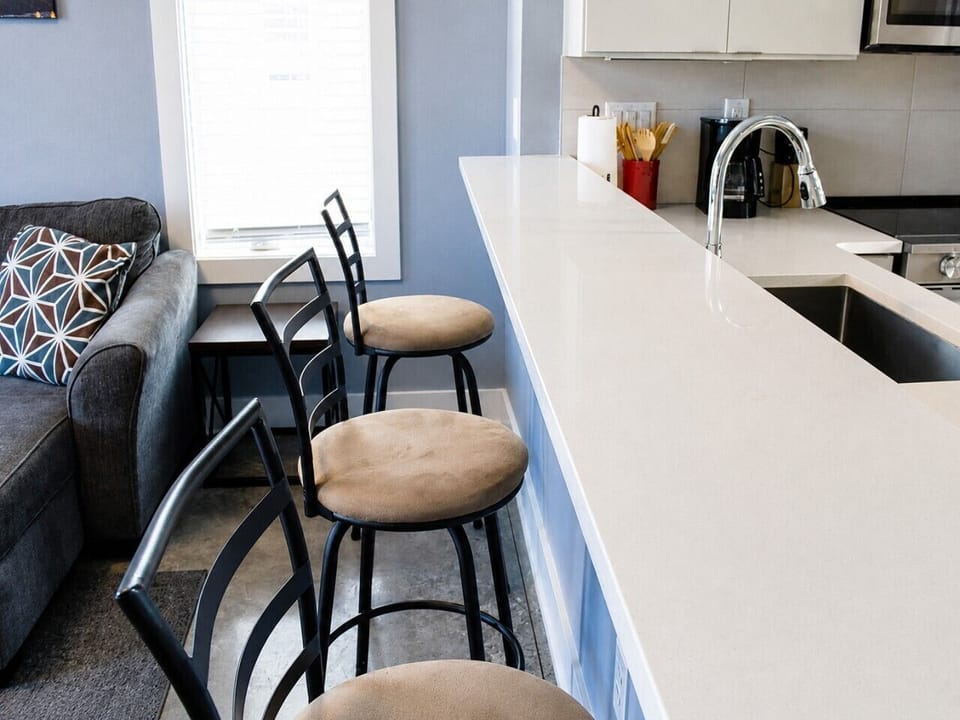 2515 Clifton - DIning Area (kitchen isle)
