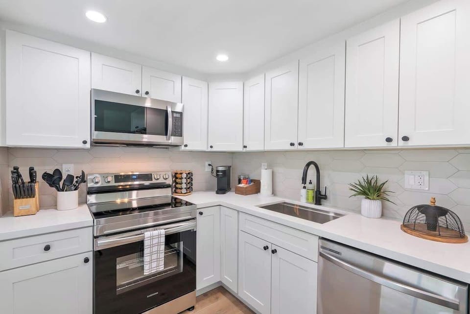 Fully equipped kitchen (mostly with Willam Sonoma supplies), so you can enjoy cooking as much (...or as little...) as you'd like!
