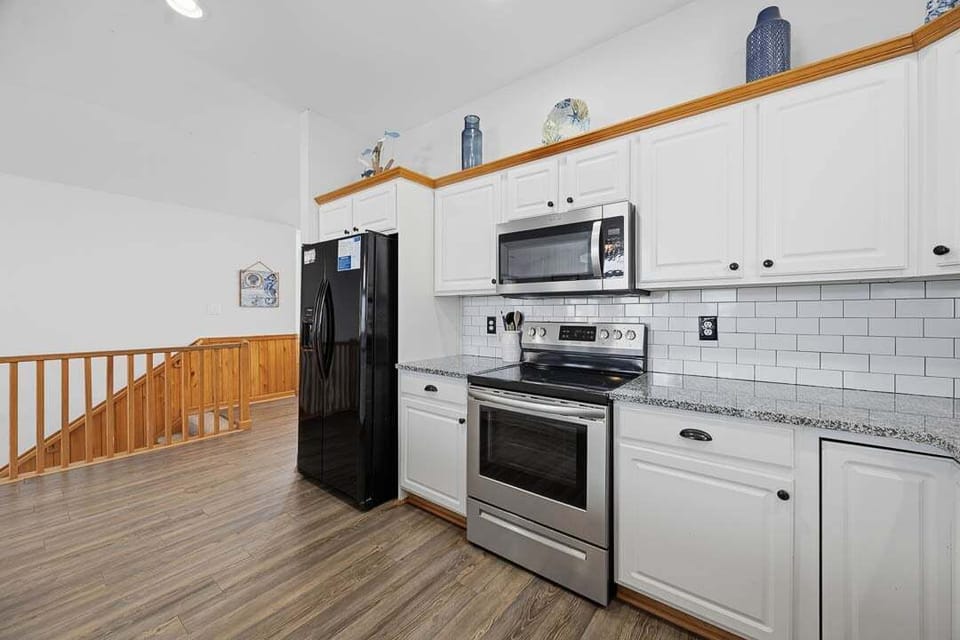 Top-Level Kitchen with Bar (seats 4)