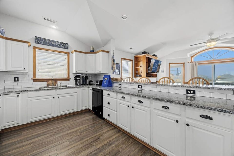 Top-Level Kitchen with Bar (seats 4)
