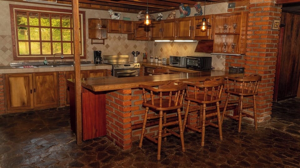 Open floor kitchen and breakfast peninsula