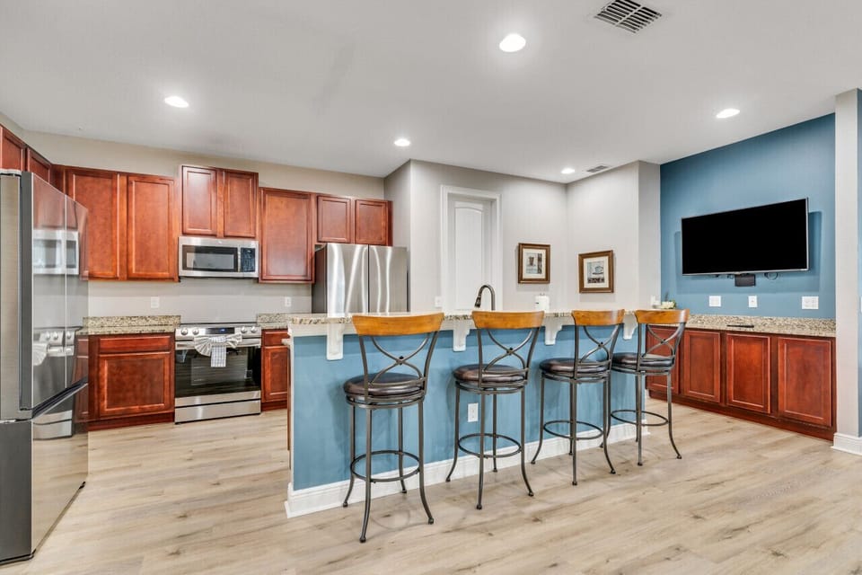 Kitchen and Breakfast Bar seating for up to 4 people