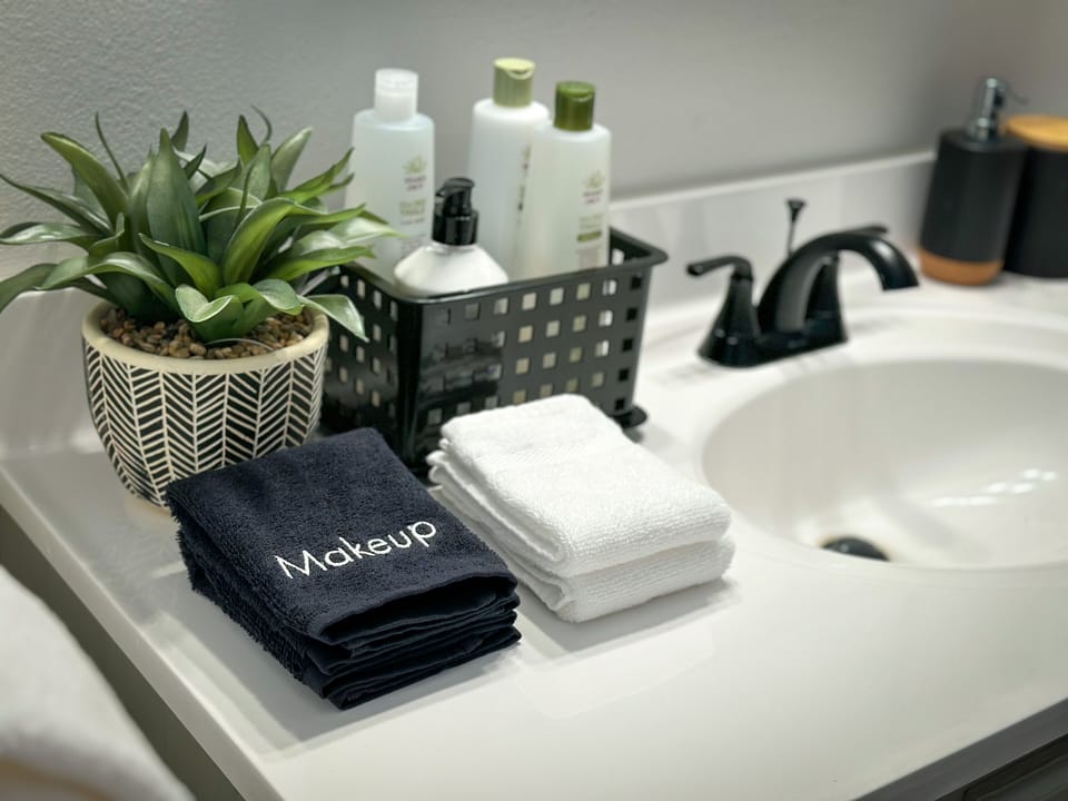 Full-sized toiletries and plenty of washcloths.