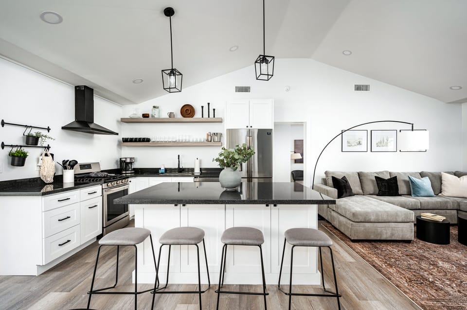 In the middle of all the entertainment you can sit at the kitchen island.