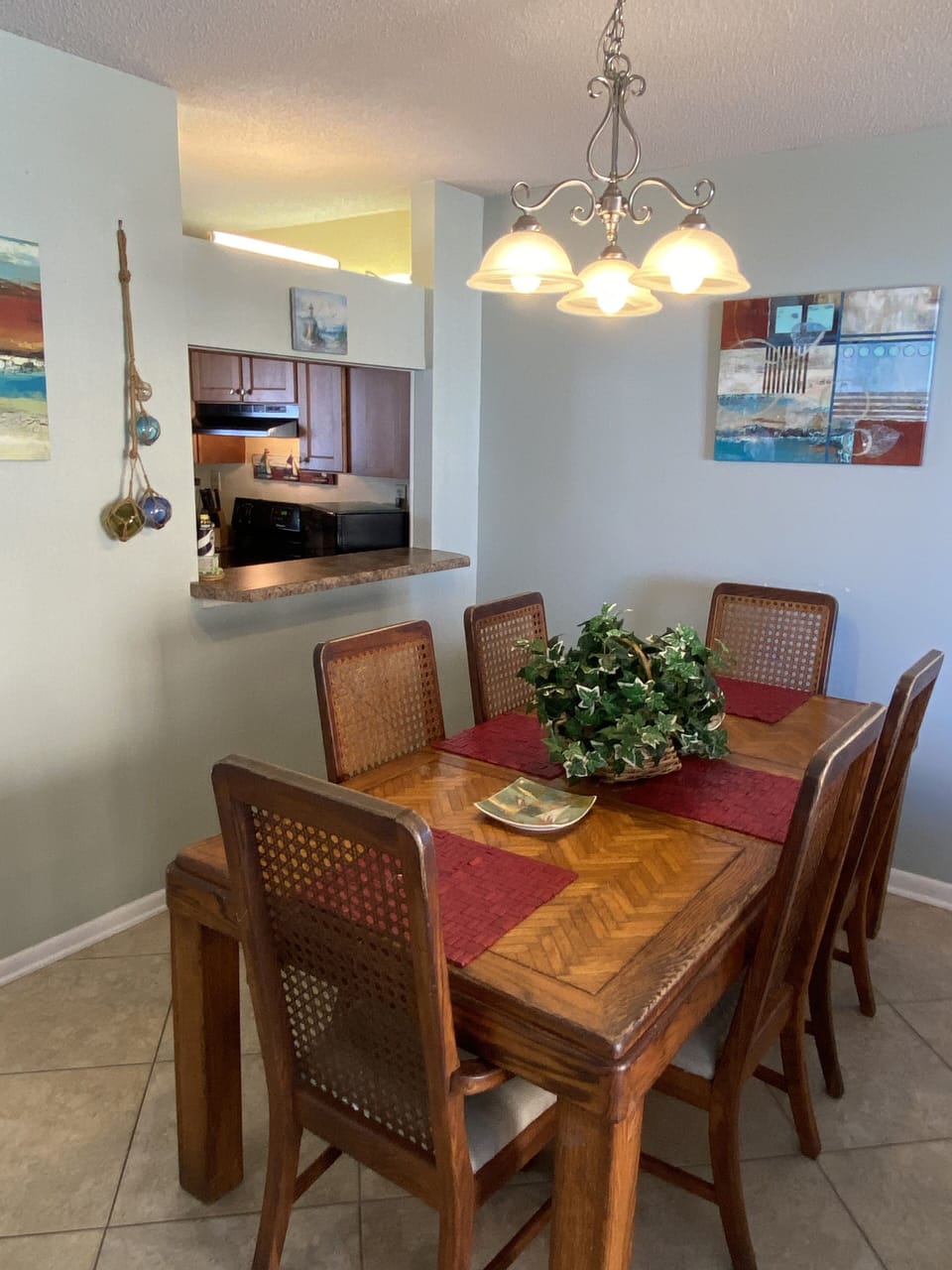 Dining room seats 6