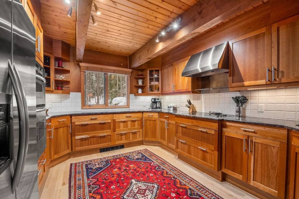 Full kitchen complete with an air fryer, slow cooker, blender, mixers & more.