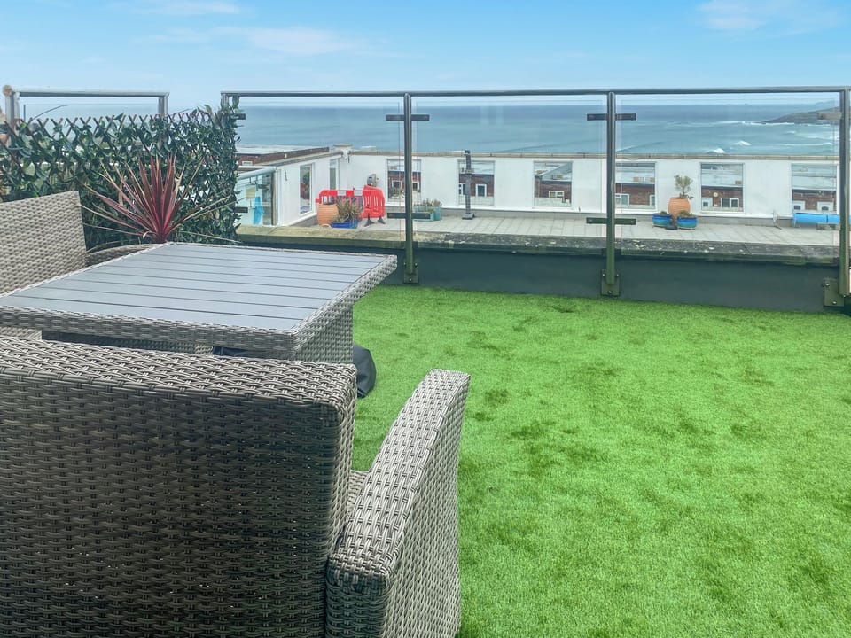 Artificial grasses balcony, with panoramic sea views, superb for watch the surfers on the world famous Fistral waves | Chacewater, Newquay