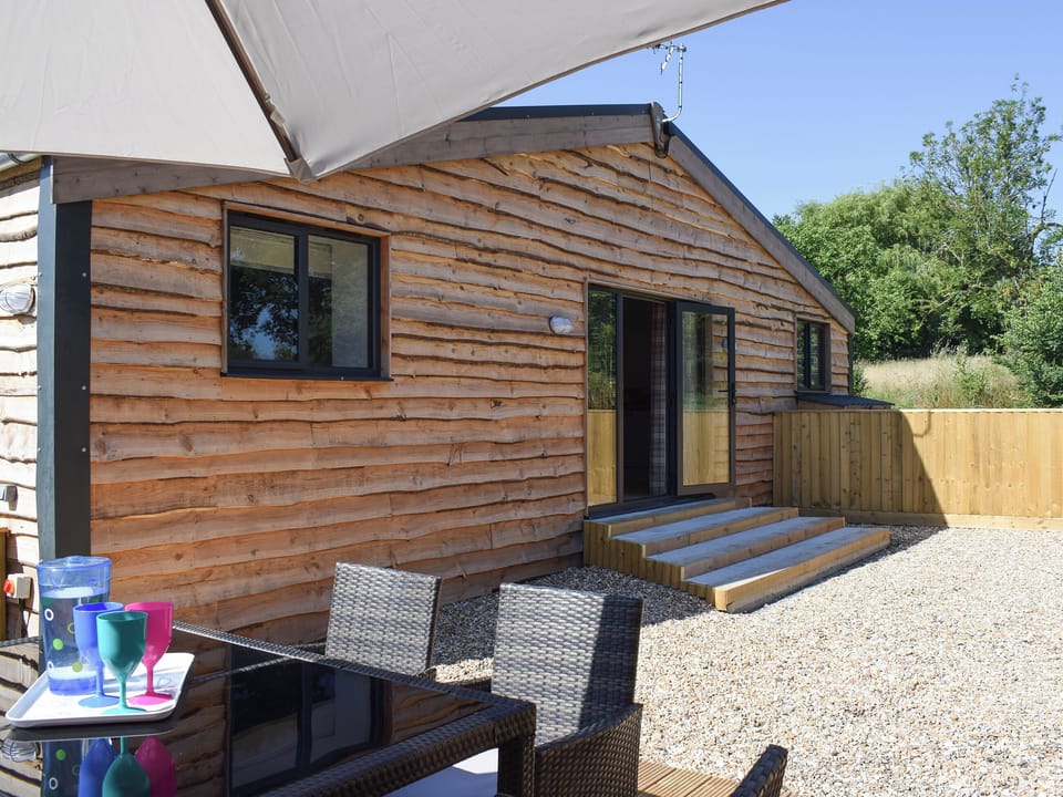 Single storey terraced holiday property | Madeline Angevine - Rossiter&rsquo;s Vineyard Barn, Wellow, near Yarmouth