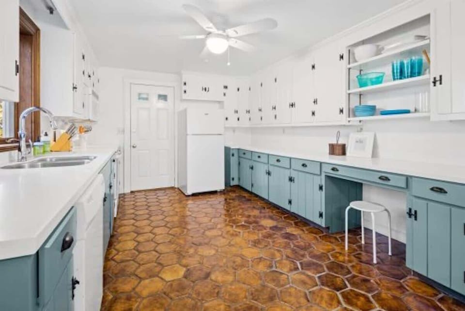 Well equipped large kitchen
