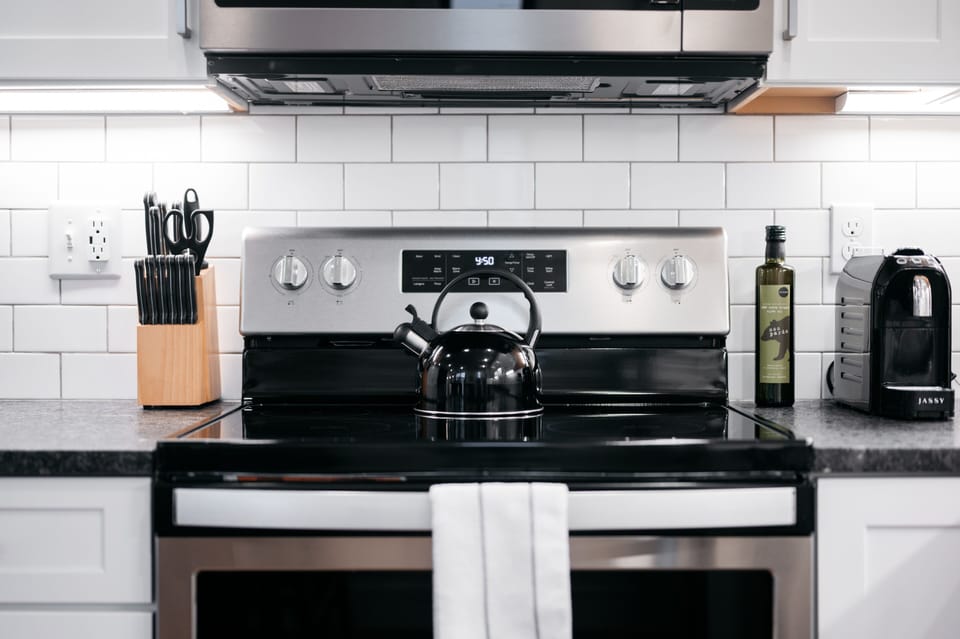 Full stove and oven for those who like to dine in.