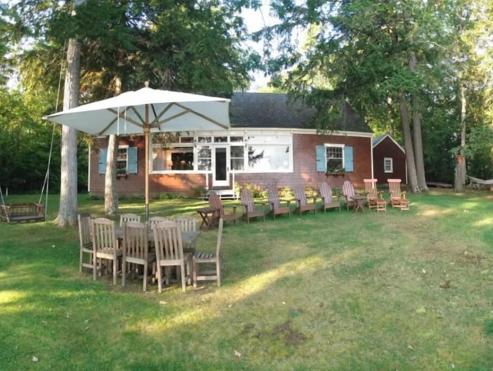 Space for relaxing or picnicking on the lawn