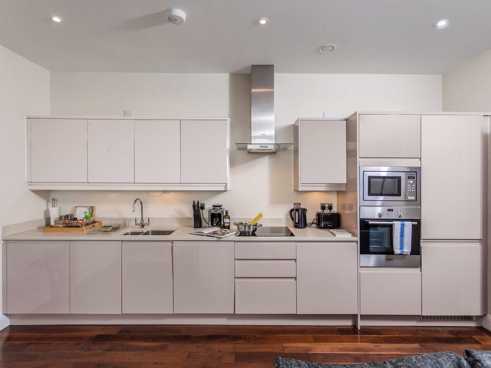 Kitchen | Penthouse - Bellaire Stays, Ashford