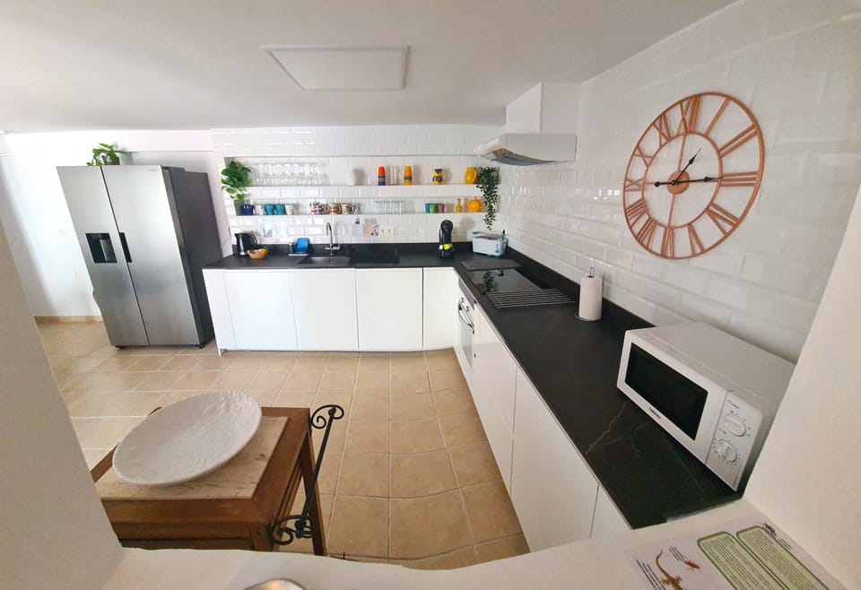 Kitchen: coffee machine, kettle, toaster, induction hob, oven, microwave + more