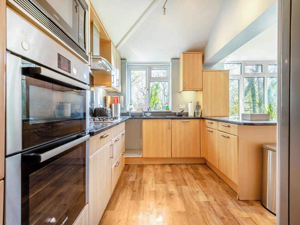 Well-equipped fitted kitchen | Arnewood Corner, Sway, near Lymington
