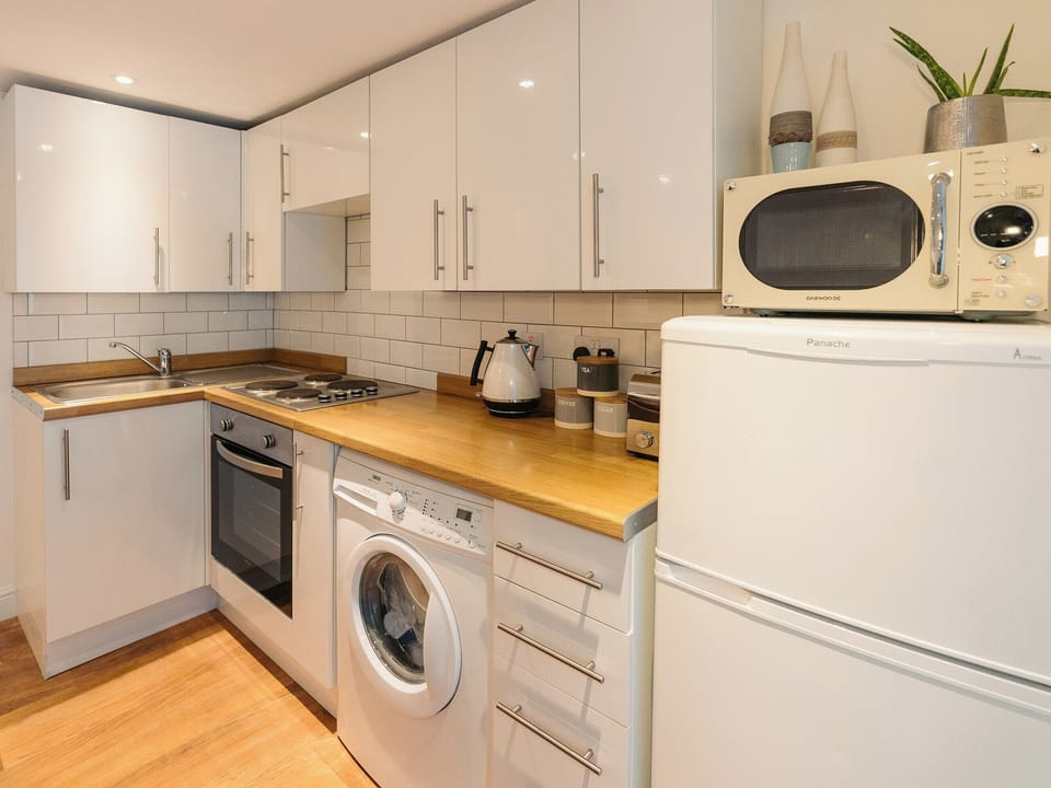 Fully appointed fitted kitchen | The Pool House, Tywardreath, near Fowey