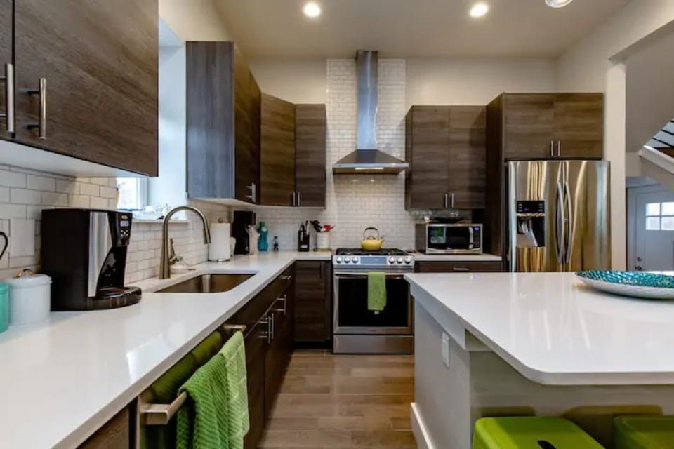 Modern kitchen stocked with all the basic cooking supplies, coffee/tea, 12+ svc 