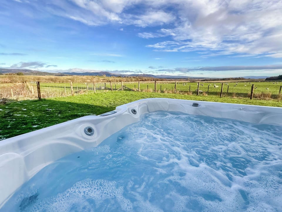 Hot tub | Iora Rua - Gartclach Farm, Gartmore, near Stirling
