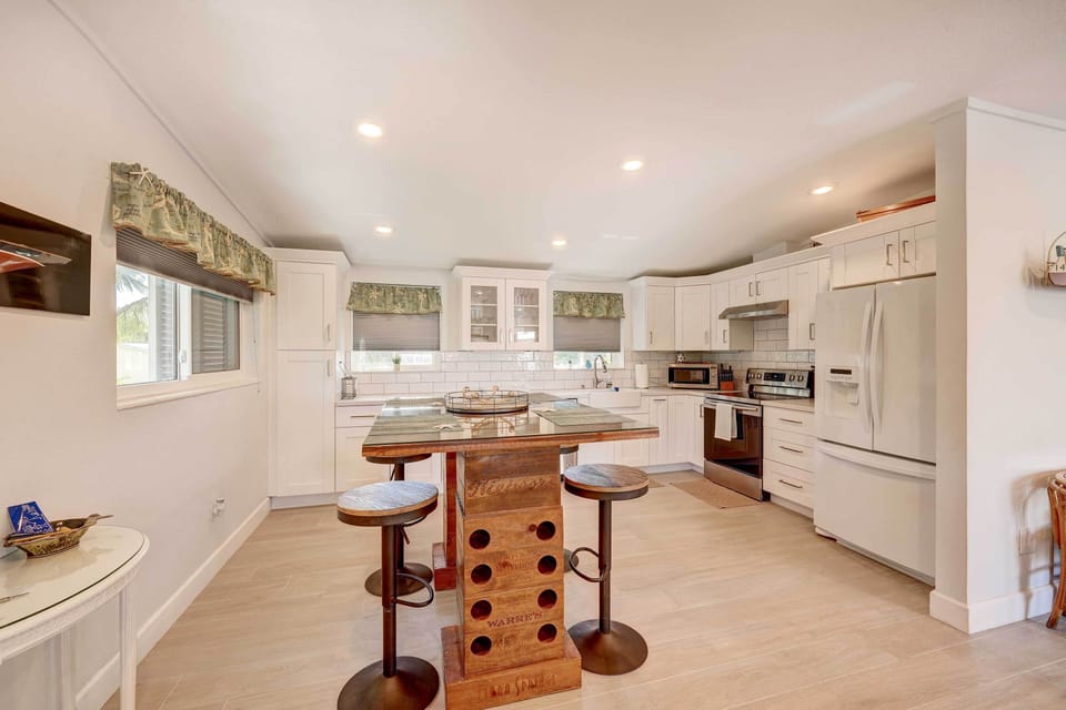 Upper Kitchen | Ice Maker | Water Filter