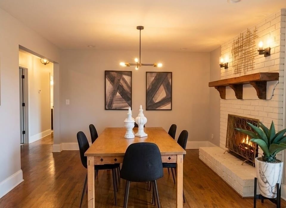 Dining Room (seats 6)