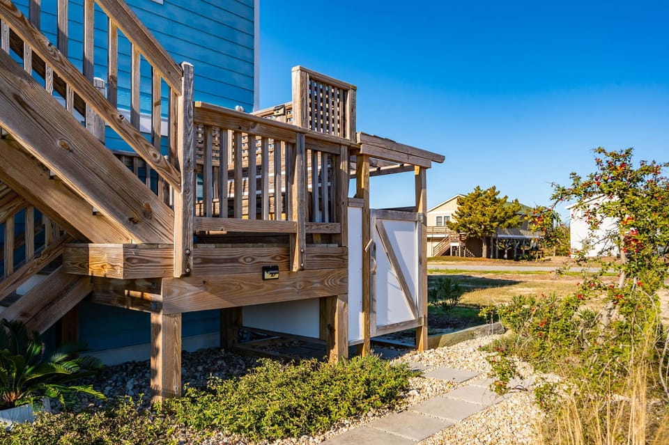 ONHC101A: Blue Water House | Enclosed Outside Shower