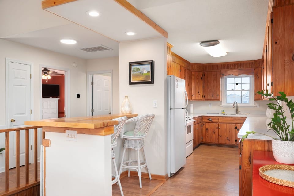 ONHC101A: Blue Water House | TL Kitchen, Island Seating for 2