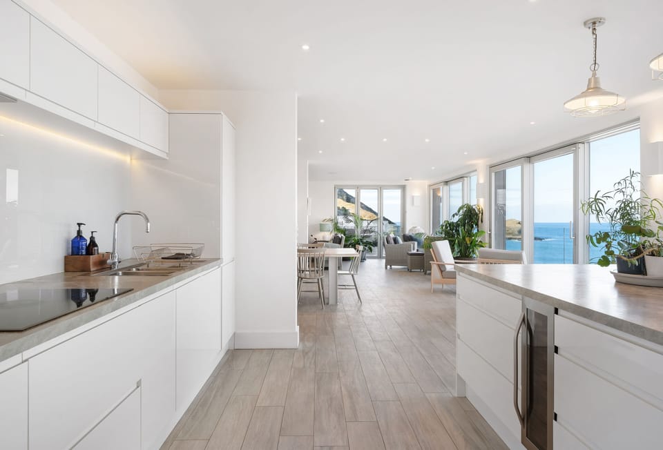 Shore Edge, Portreath: The modern minimalistic well equipped kitchen area