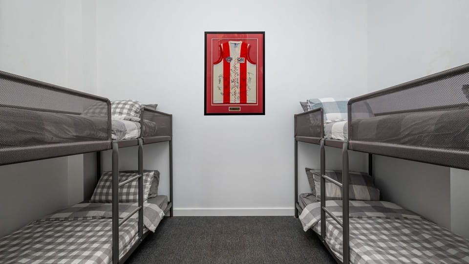 Games room / Bedroom 4 with 2 x single bunk beds