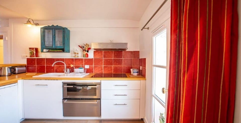 Equipped kitchen with over and dishwasher
