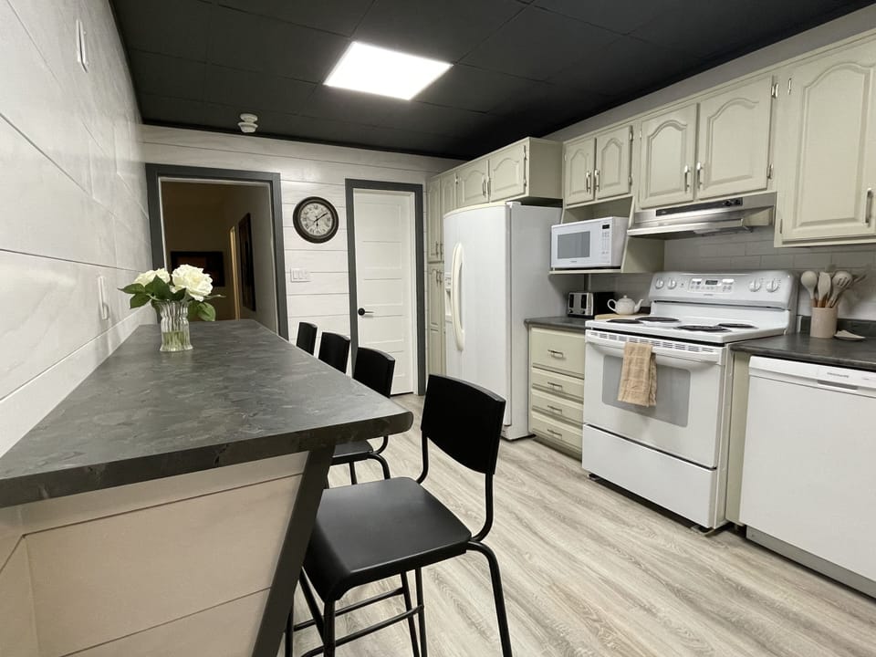 Breakfast/snack bar, kitchen.